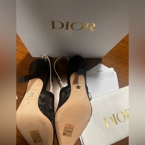 J'ADIOR SLINGBACK PUMP
Transparent Mesh Embroidered with Black Butterfly Motif - Picture 3 of 10